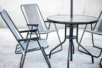 Maßgefertigtes Outdoor-Set mit Wasserdichten 4-Sitzer Klappstühlen, Esstischen für Cafés, Garten- und Terrassenmöbel-Set mit Sonnenschirm