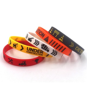 Bracelet en silicone personnalisé avec logo d'usine professionnelle, bracelet élastique en caoutchouc pour le sport et la mode, bracelet en silicone gravé - Product Image 3