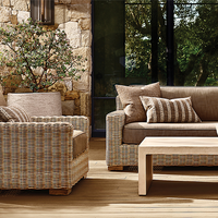 Canapé d'extérieur en osier élégant, résistant aux intempéries, avec cadre tressé à la main et coussins beiges, mobilier de salon modulaire pour jardin