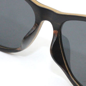 おしゃれなエボニーラミネートウッド偏光サングラス黒とグレーの眼メガネとタックレンズとロゴが含まれています - Product Image 6