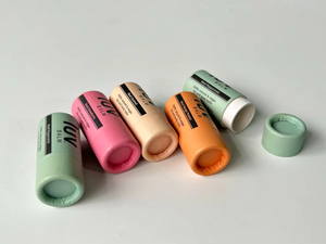 Vente en gros de mini baume à lèvres dans un emballage en carton biologique Conteneur à baume à lèvres avec logo personnalisé Tube de papier rond artisanal de protection solaire de luxe - Product Image 6