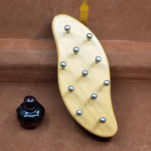 Gran Venta en Japón: Peine Gua Sha de 11 púas con mango de madera y acero inoxidable 304 para masaje y terapia de meridianos de abdomen y piernas - Product Image 5