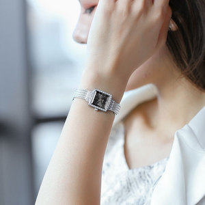 Reloj de pulsera de cuarzo elegante para mujer, con esfera dorada cuadrada, bisel de cristal y correa de malla con diseño de rayos de sol - Product Image 3
