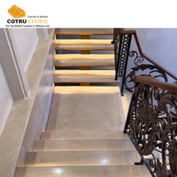 Escalier en marbre translucide poli moderne de luxe pour villa, avec marches en pierre naturelle sur mesure