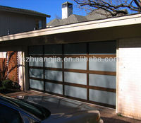 Porte de garage de villa moderne à cadre en aluminium anodisé noir, panneaux en verre trempé dépoli, fonctionnement électrique, faible encombrement