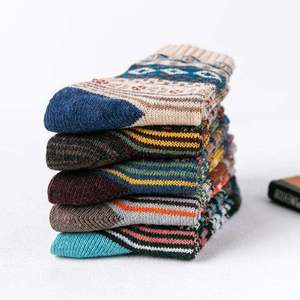 Vente en gros de <span class=keywords><strong>chaussettes</strong></span> en <span class=keywords><strong>laine</strong></span> pour hommes, tendance, multi-designs, personnalisées, épaisses et chaudes pour l'hiver, style nordique, de haute qualité - Product Image 3