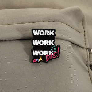 Spilla smaltata 'Work Work Work and Die' con rana che esegue compiti stravaganti, distintivo divertente, spilla da bavero, gioiello con gatto e caffè, regalo, vendita all'ingrosso - Product Image 3
