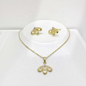 Ensemble de boucles d'oreilles et collier en argent sterling 925 plaqué or 18 carats, motif abeille, trèfle et papillon, bijoux de luxe pour femmes. - Product Image 1