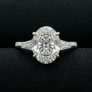 Bague élégante en platine et diamants, design minimaliste à finition lisse, parfaite pour les fiançailles, les mariages et le port quotidien, idéale comme cadeau. - Product Image 1