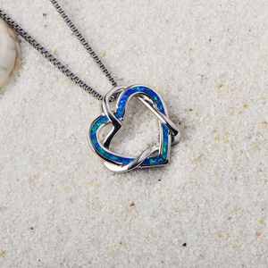 Ciondolo a Doppio Cuore Intrecciato Eterno in Rame Placcato Argento con Opale - Design con Doppio Cuore Incastonato con Opale Blu Fuoco |   Amore romantico - Product Image 4