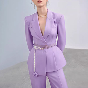 女式商务通勤套装：紫色 OuYaan 紧身西装外套和阔腿裤 - Product Image 2