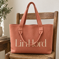 Sac à bandoulière en tricot pour femme avec logo personnalisé et deux longueurs de poignée pour les tenues de ville quotidiennes et les collections de boutiques.