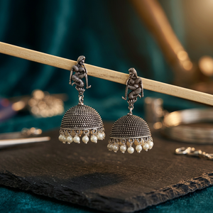 Nouvelles boucles d'oreilles pendantes Jhumka tendance en laiton oxydé, magnifiques, pour femmes, imitation ethnique, plaqué rhodium, vente en gros - Product Image 2