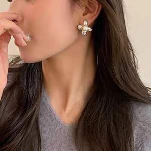 Pendientes de Plata 925 con Baño de Oro, Diseño de Flor con Perlas de Imitación, Estilo Exquisito para Mujer, Tendencia Geométrica, Alta Belleza - Product Image 4