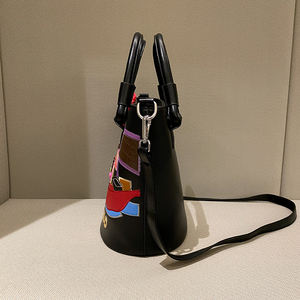กระเป๋าถือสะพายข้างผู้หญิงลายการ์ตูนเรขาคณิตสไตล์เรโทรสำหรับฤดูใบไม้ร่วงและฤดูหนาว รุ่นใหม่ล่าสุด ดีไซน์เก๋ไก๋  ถอดสายสะพายได้ ทำจากวัสดุ PU - Product Image 3