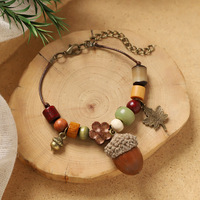 Bracelet ethnique artistique pour femme, style Mori rétro, tressé à la main, avec breloques en alliage en forme de plantes et breloques en forme de fruits naturels et d'acorns
