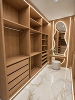 Lemari Pakaian Modern Walk-In dengan Meja Rias dan Cermin Penuh Bentuk Tidak Beraturan, Pintu MDF Lipat & Dapat Diperpanjang untuk Penggunaan di Rumah
