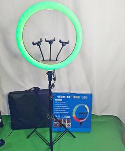 Nouvelle lampe annulaire RGB économique de 18 pouces avec trépied pour téléphones, appareils photo, iPad et diffusions en direct - Product Image 1