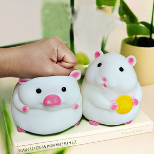 Adorable jouet à presser en forme de hamster et de cochon de 11,5 cm, super rebondissant pour enfants et adultes, cadeau anti-stress pour les journées chargées et les moments de détente - Product Image 1