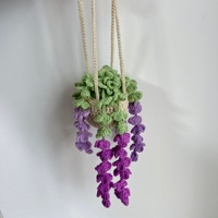 Panier suspendu en crochet fait main beige, avec décoration de feuilles vertes, de fleurs suspendues, de vigne de fraises, de lilas, de fleurs violettes et roses