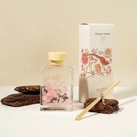 Vente en gros de cadeaux de luxe pour la Saint-Valentin bouteille en verre de parfum d'huiles essentielles aromatiques pour la maison diffuseur de roseaux avec bâtonnets