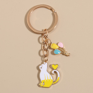 Llavero de aleación de zinc esmaltado con diseño de gato blanco lindo y dije de pata, colgante de moda de forma irregular, adorno ligero para bolso - Product Image 3