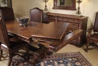 Table à manger extensible en bois massif de style vintage américain, base en tréteaux, plateau à motif clé grecque, pieds sculptés en acanthe, finition vieillie