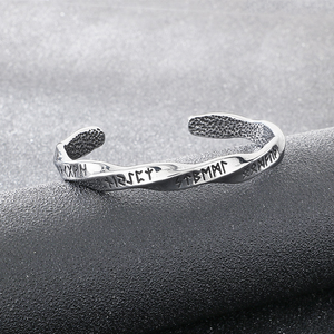 Tendance du moment : Bracelet jonc ouvert torsadé motif chevron flèche, en acier inoxydable argenté antique oxydé, texture gravée, style streetwear - Product Image 1