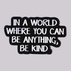 Spilla smaltata con citazioni e scritte 'IN A <span class=keywords><strong>WORLD</strong></span>', distintivo da risvolto per zaino, accessori per abbigliamento, gioielli divertenti, regali per amici - Product Image 1