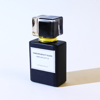 Flacon de parfum carré en verre noir vintage portable OEM personnalisé de 30 ml, 50 ml, 100 ml avec couvercle en plastique