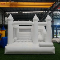 Château gonflable blanc avec toboggan, château gonflable pour mariage, location pour événements et séances photo