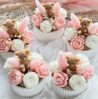 Bougie parfumée en vrac aux tons neutres, motif ours en peluche, dans un gobelet en céramique côtelé personnalisé, avec décor de fleurs séchées, bougie aromatique à la soja pour rebord de fenêtre