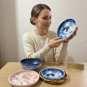 Colección Artesanal: Tazón de Resina Ecológica Pulida, Diseño Oriental Azul y Blanco, Vajilla en Stock para Regalos de Bodas y Fiestas - Product Image 1