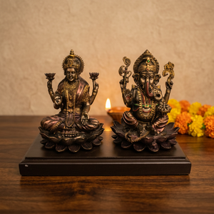 Ensemble d'idoles Lakshmi Ganesha en résine artisanale Nirmala Handicrafts, finition métallique antique, base en bois, déité hindoue pour table. - Product Image 2