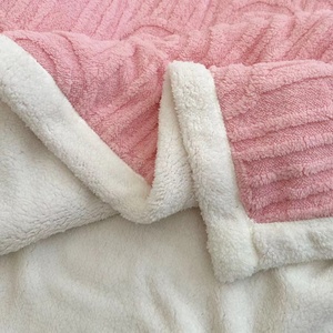 Couverture en flanelle corail personnalisée Double couche <span class=keywords><strong>polaire</strong></span> d'agneau d'hiver solide rouge épaissi techniques tricotées pour un usage domestique - Product Image 4