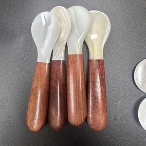 Cuillère à caviar personnalisée en bois naturel et nacre de 10 cm pour dîner élégant - Product Image 4