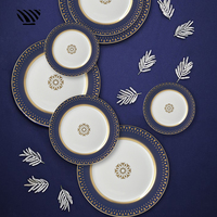 Service de table en céramique durable géométrique bleu royal et or, vaisselle de luxe personnalisable pour les événements, les repas et les cadeaux