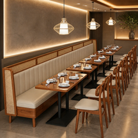 Ensemble de banquettes et tables en ivoire pâle, banquette en rotin teck, table de cantine pour café de quartier commercial et bistro de jardin