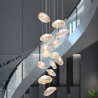 Lustre LED moderne noir et or, luminaire suspendu géométrique pour hôtel à plafond haut, grand lustre long personnalisé en acrylique pour escalier