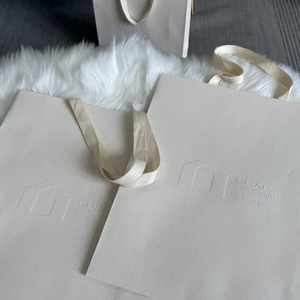 Sac cadeau en papier recyclé personnalisé haut de gamme réutilisable avec logo en relief et poignée en coton, fabriqué au Guangdong - Product Image 3