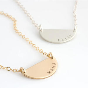 Collana Personalizzata in Acciaio Inox con Incisione MAMA, Gioiello Delicato a Mezza Luna per Stratificazione, Colore Oro - Product Image 2