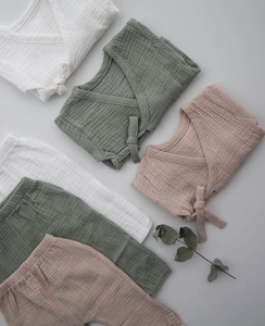 Abbigliamento per Neonati <span class=keywords><strong>in</strong></span> Morbido <span class=keywords><strong>Mussola</strong></span> 100% <span class=keywords><strong>Cotone</strong></span>, Completo Semplice con Camicia Allacciata e Pantaloni Lunghi - Product Image 4