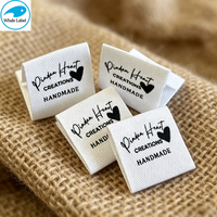 Étiquette personnalisée en satin et toile de coton blanc naturel, pliée au centre, avec instructions d'entretien et tailles