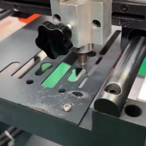 Fresadora de Perfiles de Doble Eje de Aluminio y UPVC con Motor PLC para Producción de Puertas y Ventanas, Fácil Operación - Product Image 3