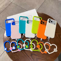 Coque de téléphone en silicone liquide confortable au toucher pour iPhone 16 17 18 Pro Max, avec bracelet chaîne cœur 3D mignon et protection antichoc
