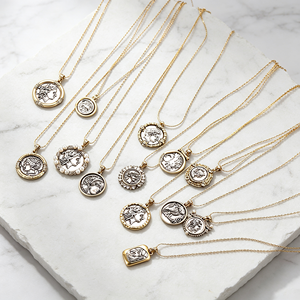 Colliers pendentifs personnalisés en acier inoxydable et bronze, style grec-romain rétro vintage, avec pièce de monnaie initiale, inaltérables - Product Image 3