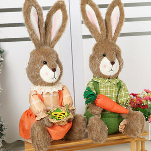 Ensemble de décorations de Pâques : Lapin en peluche assis marron moelleux avec panier de carottes et fleurs pour la maison ou comme cadeau - Product Image 5