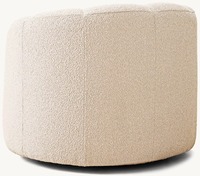 Fauteuil de salon intérieur luxueux avec cadre arrondi et détails raffinés