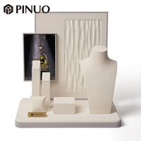 PINUO Ensemble de présentoirs de luxe personnalisés pour bijoux, en microfibre beige, pour colliers, pendentifs et accessoires de comptoir de bijouterie pour magasin