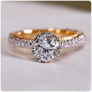 Anello F485 in Oro Bianco con Diamante Taglio Brillante Rotondo e Smeraldo Laterale, Gioiello da Donna per Fidanzamento - Product Image 2